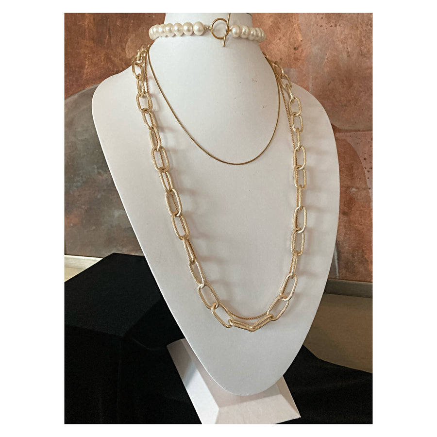 La Rotonde Large Round White Freshwater Pearl Toggle Collar Necklace